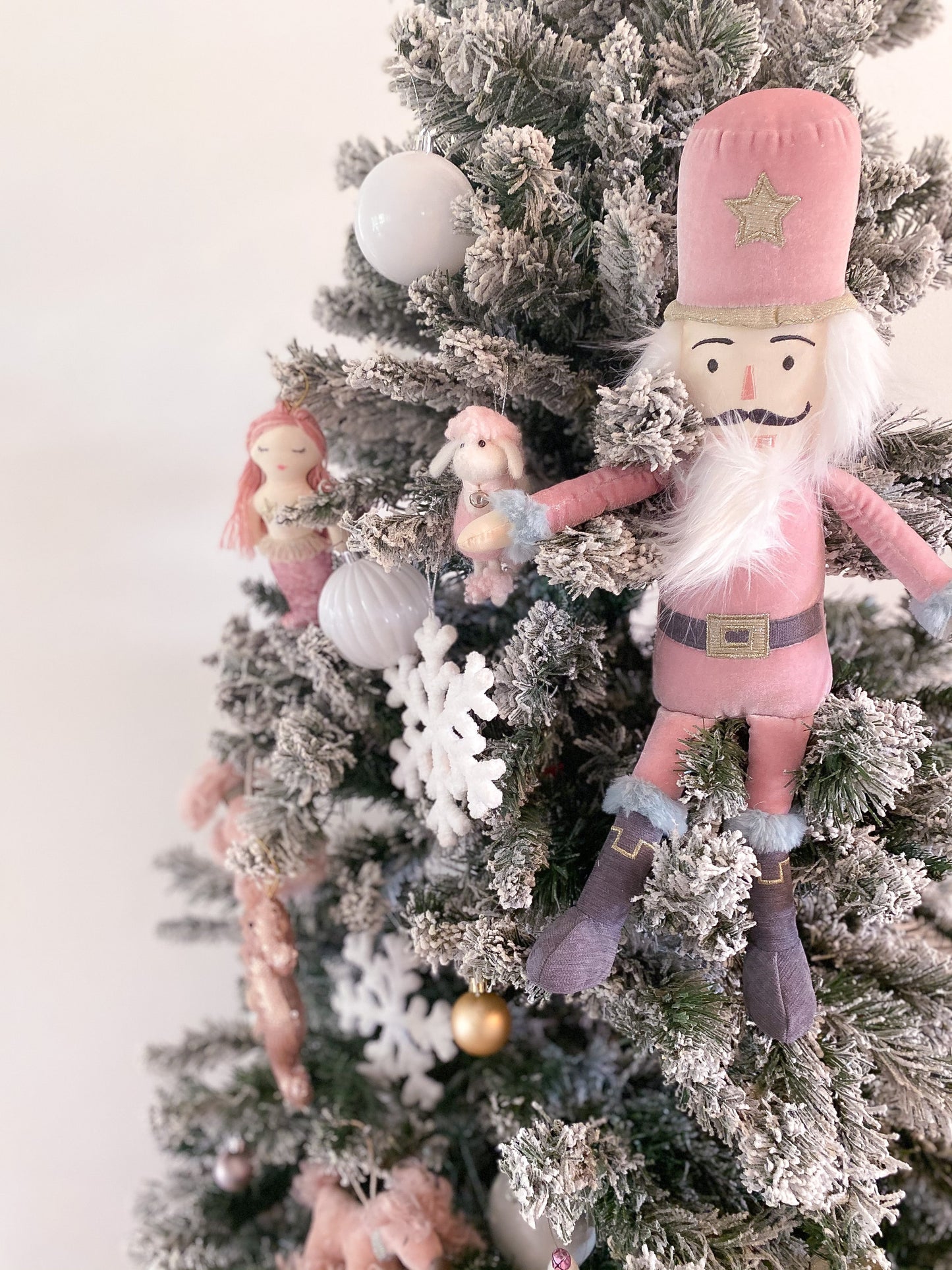 THE NUTCRACKER SHELF - SITTER - PINK